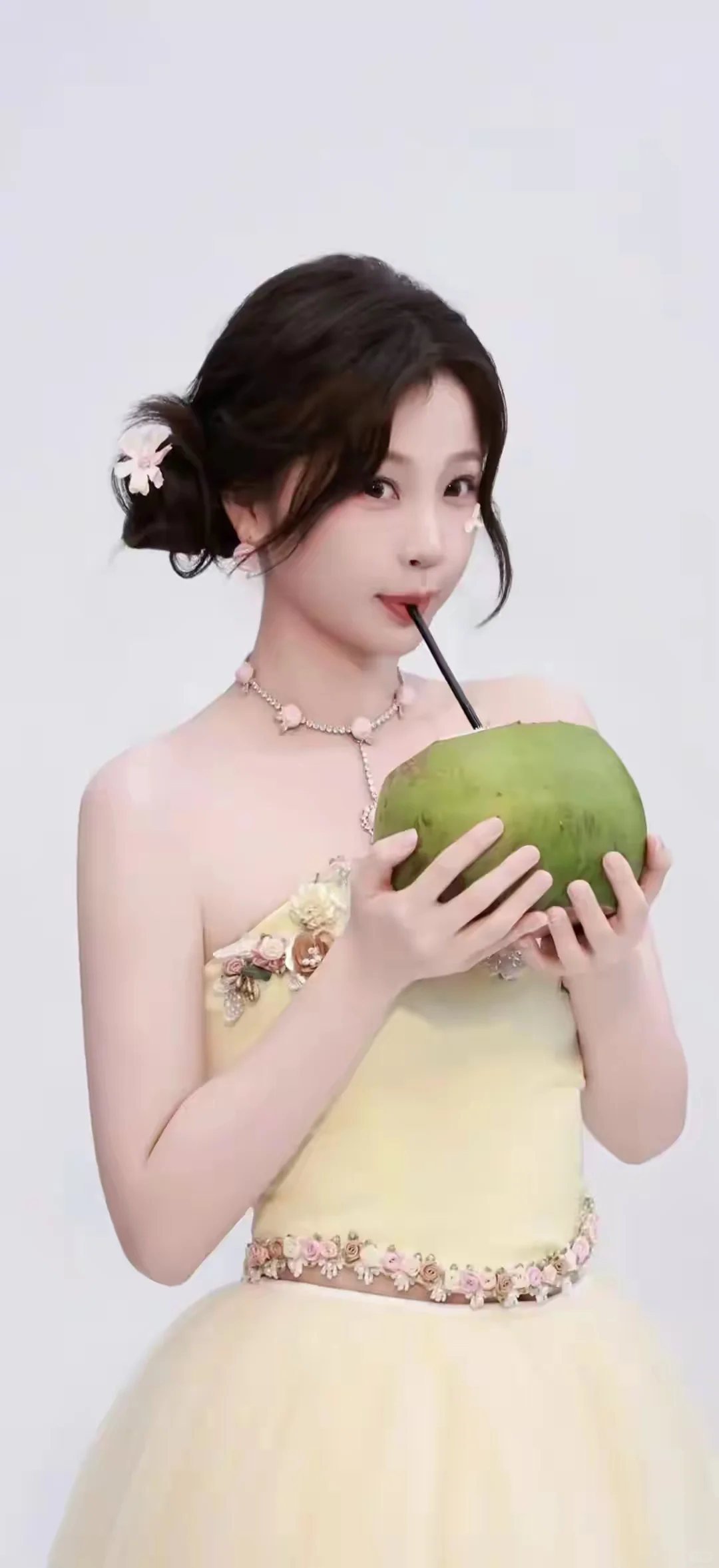 虞书欣写真照太惊艳，肤白貌美身姿曼妙，甜