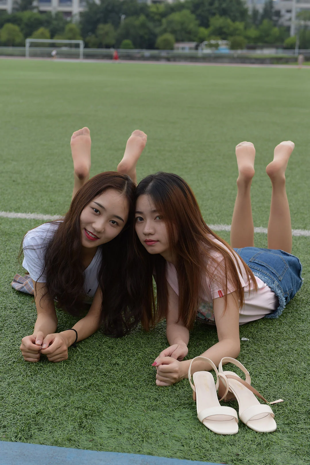 好姐妹穿同款袜子！