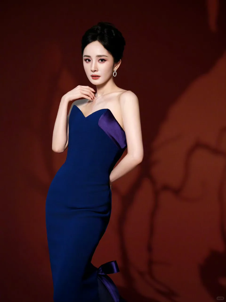 穿着宝石蓝💙礼服的幂姐像蓝宝石一样迷人！