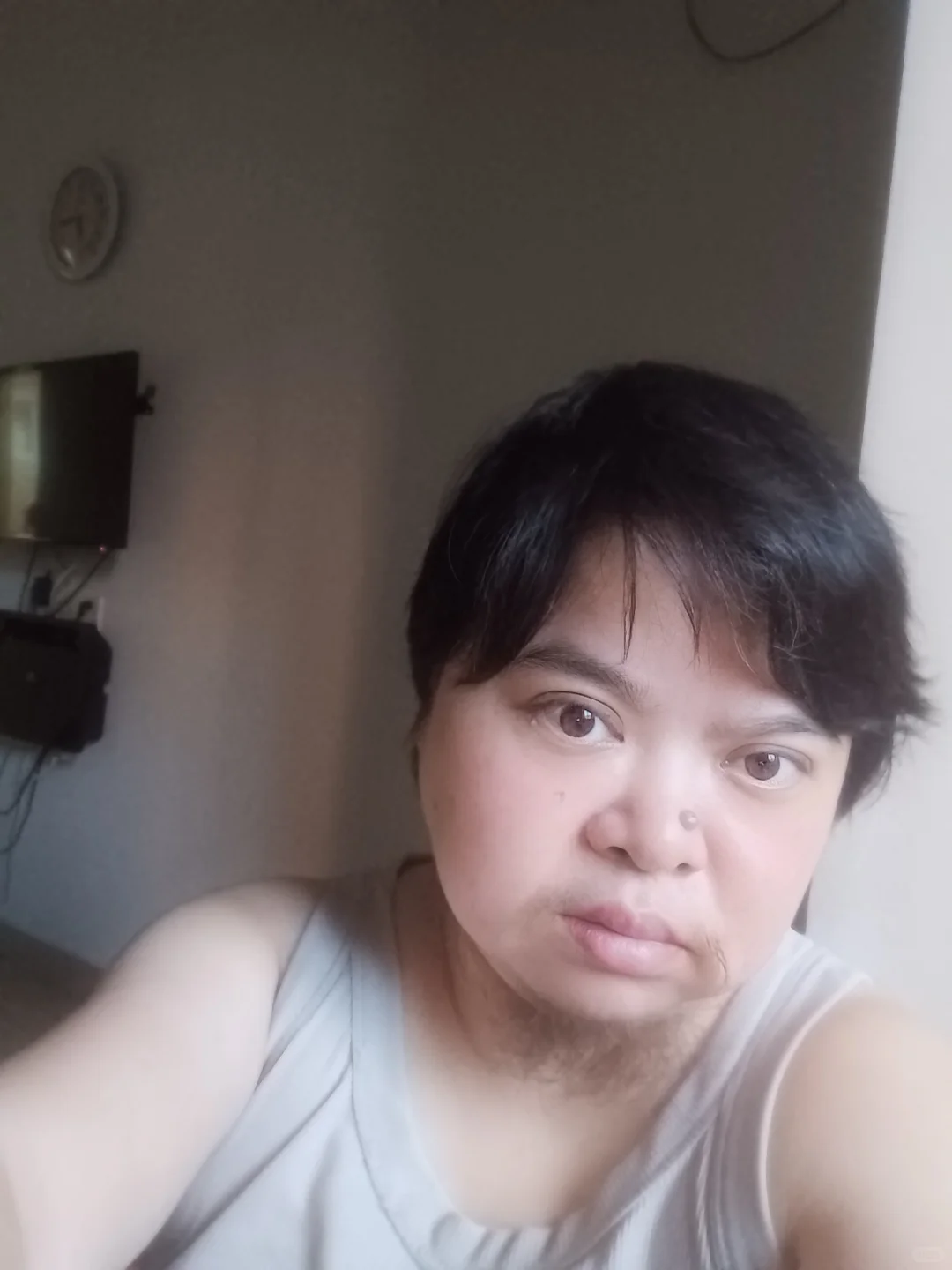 呃呃呃我只是长胡子了。我是女生。