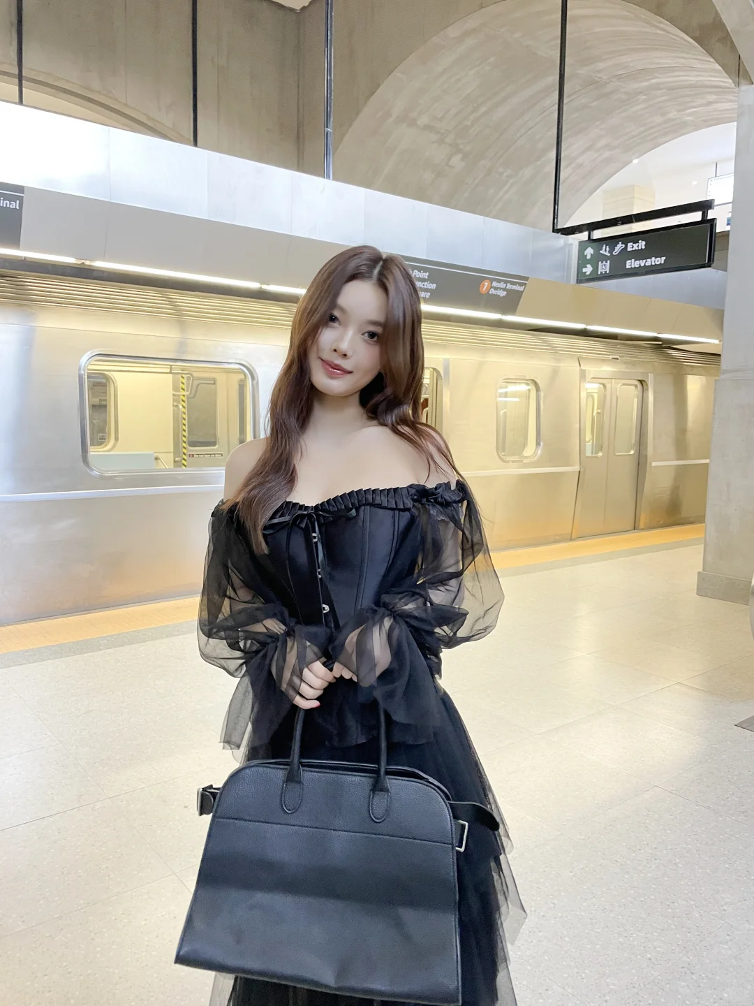 地铁出街被要 3 次链接！黑缎鱼骨胸衣杀疯了