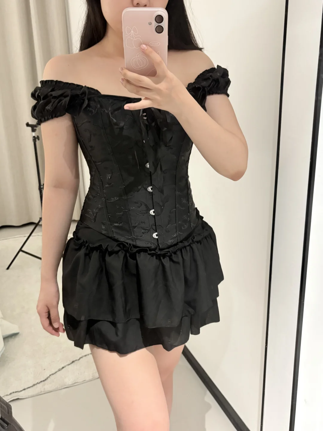 左滑▶️看肉肉女生鱼骨胸衣穿出折角腰身材！