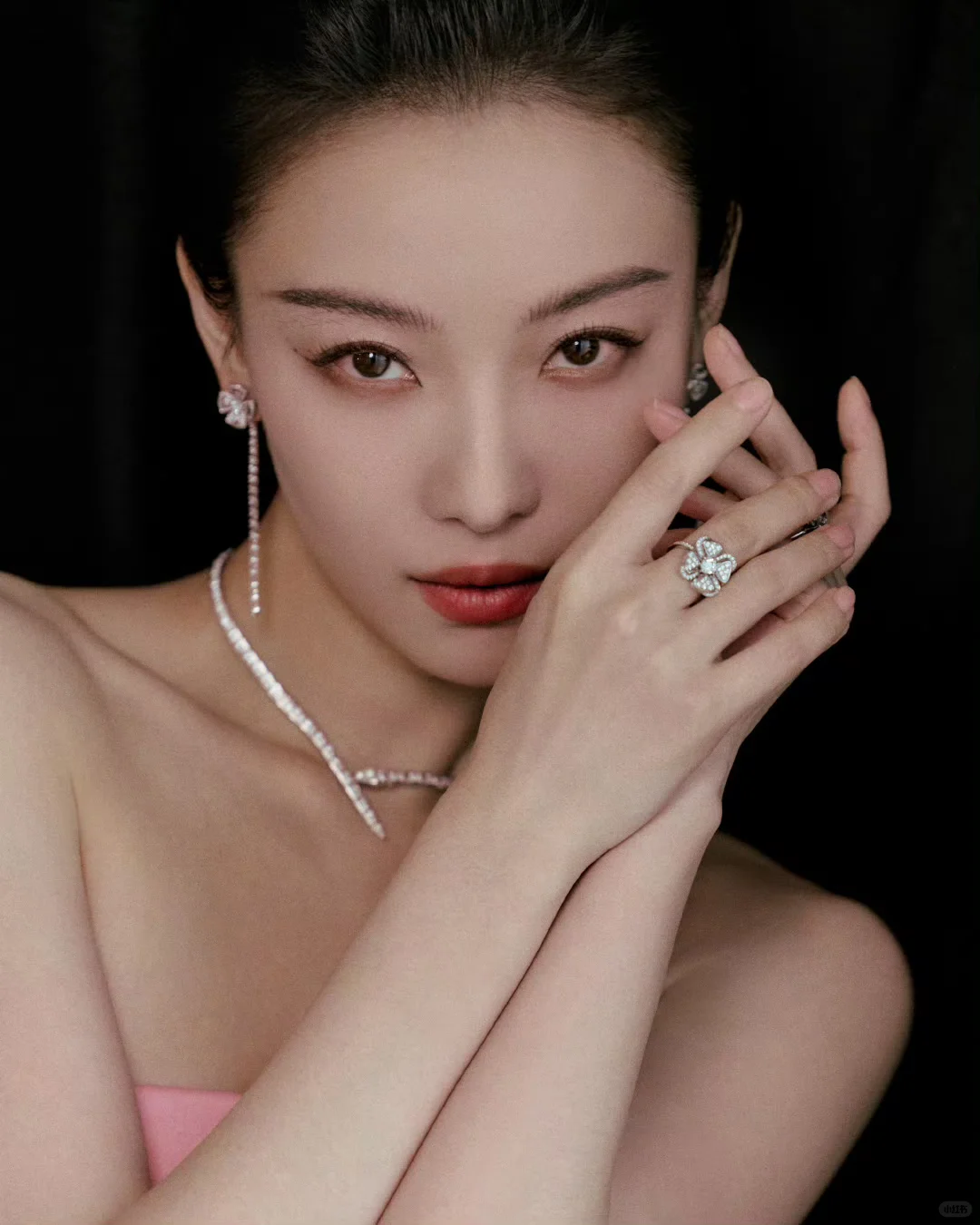 肩若削成，腰如约素。