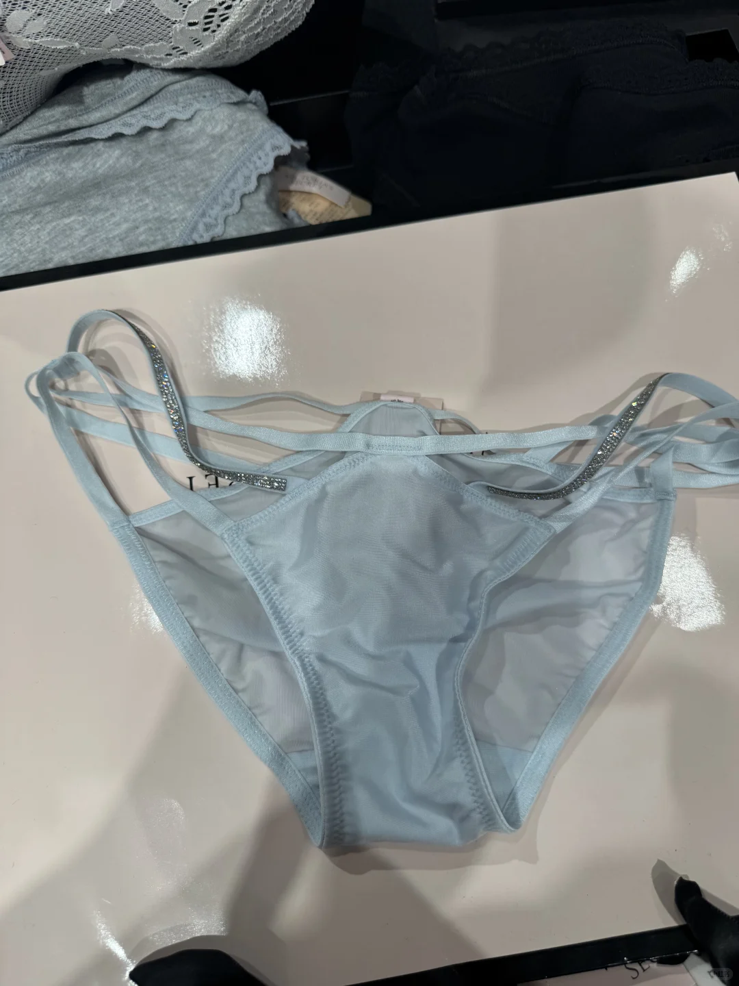 为维密水钻内裤。