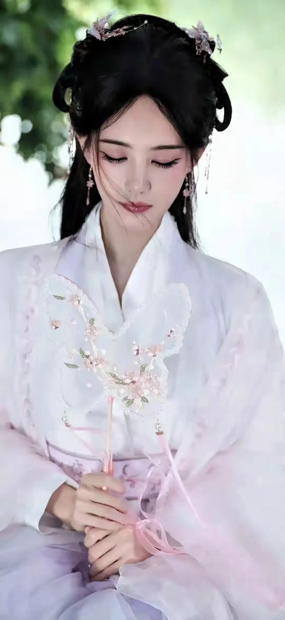 李一桐惊艳写真，秀出婀娜身段，倾城