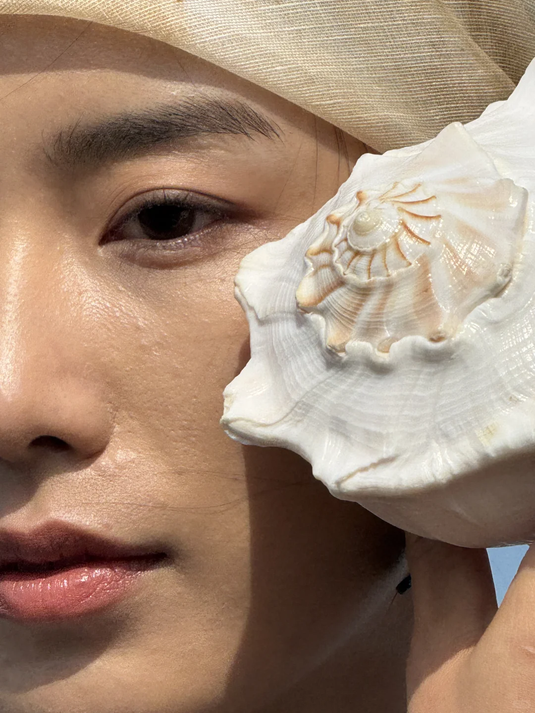 她好像知道自己很美