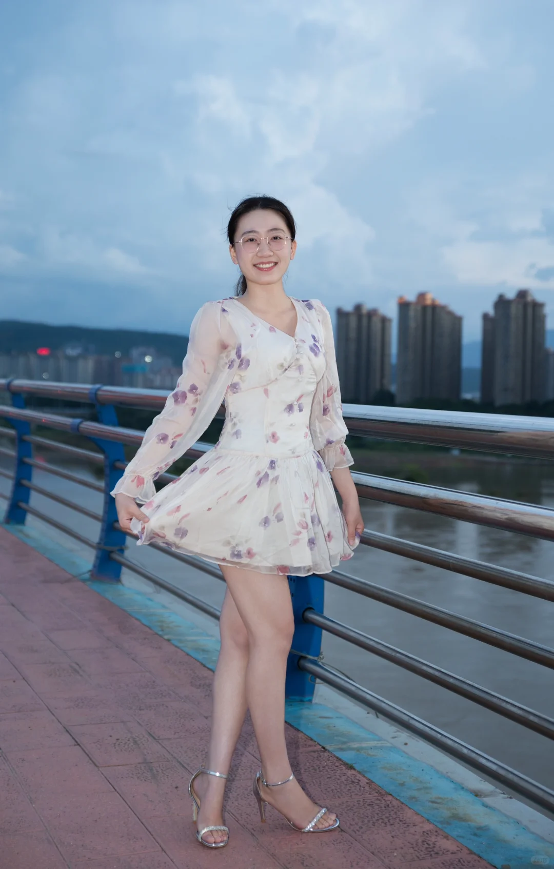 我在桥上等风来☔️