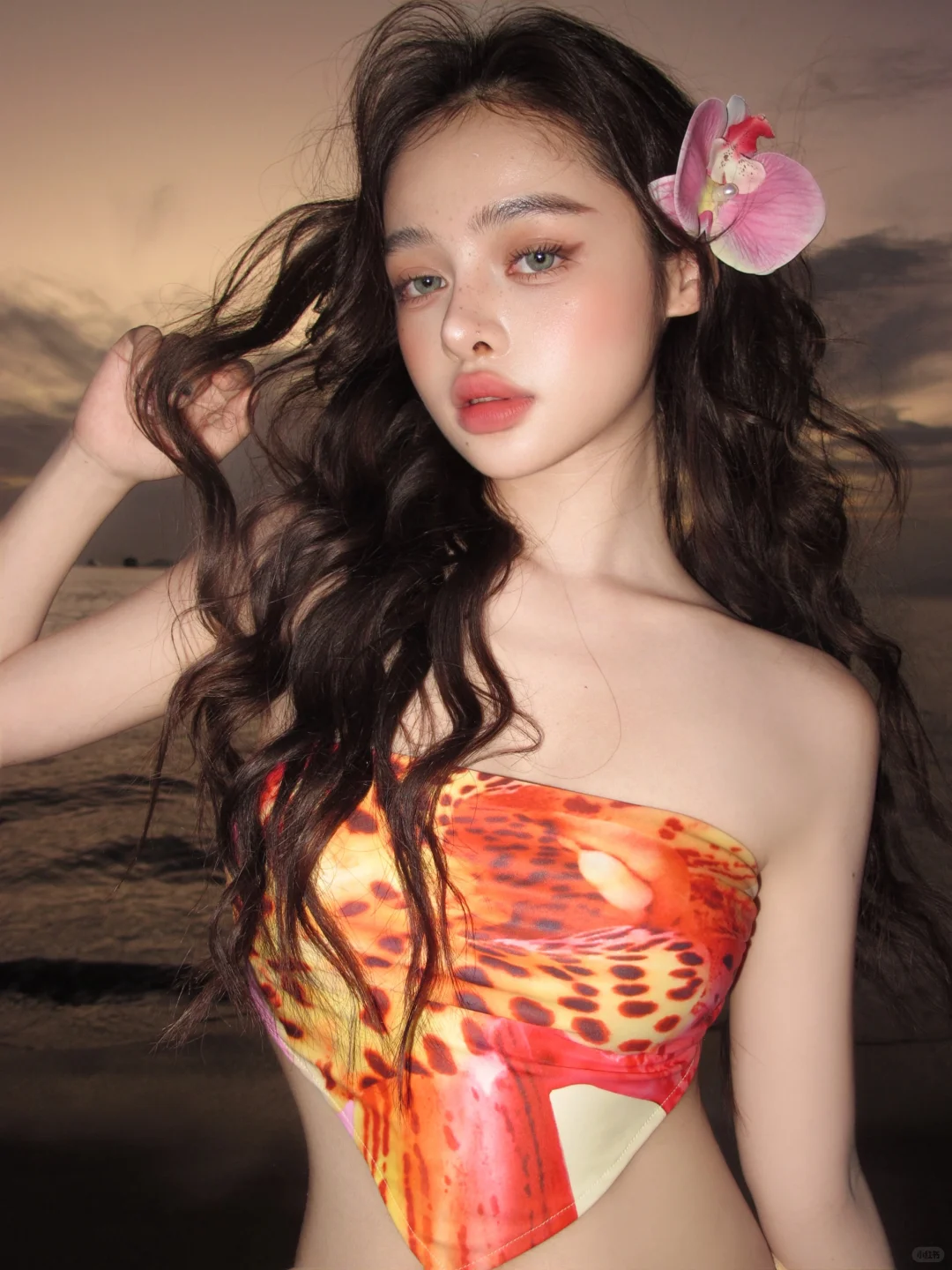 和三亚海边的亚裔风辣妹坠入橘子海日落