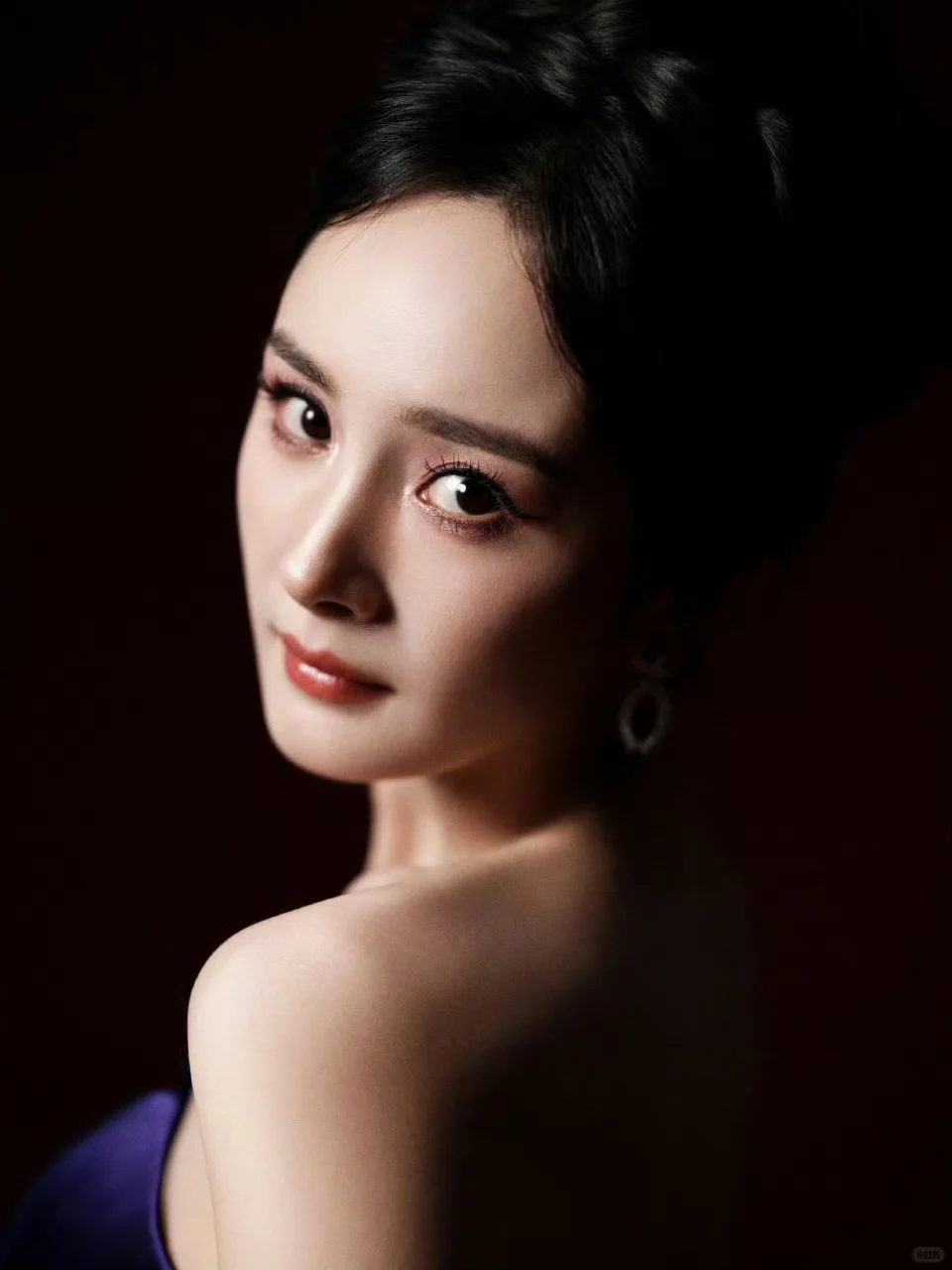 穿着宝石蓝💙礼服的幂姐像蓝宝石一样迷人！