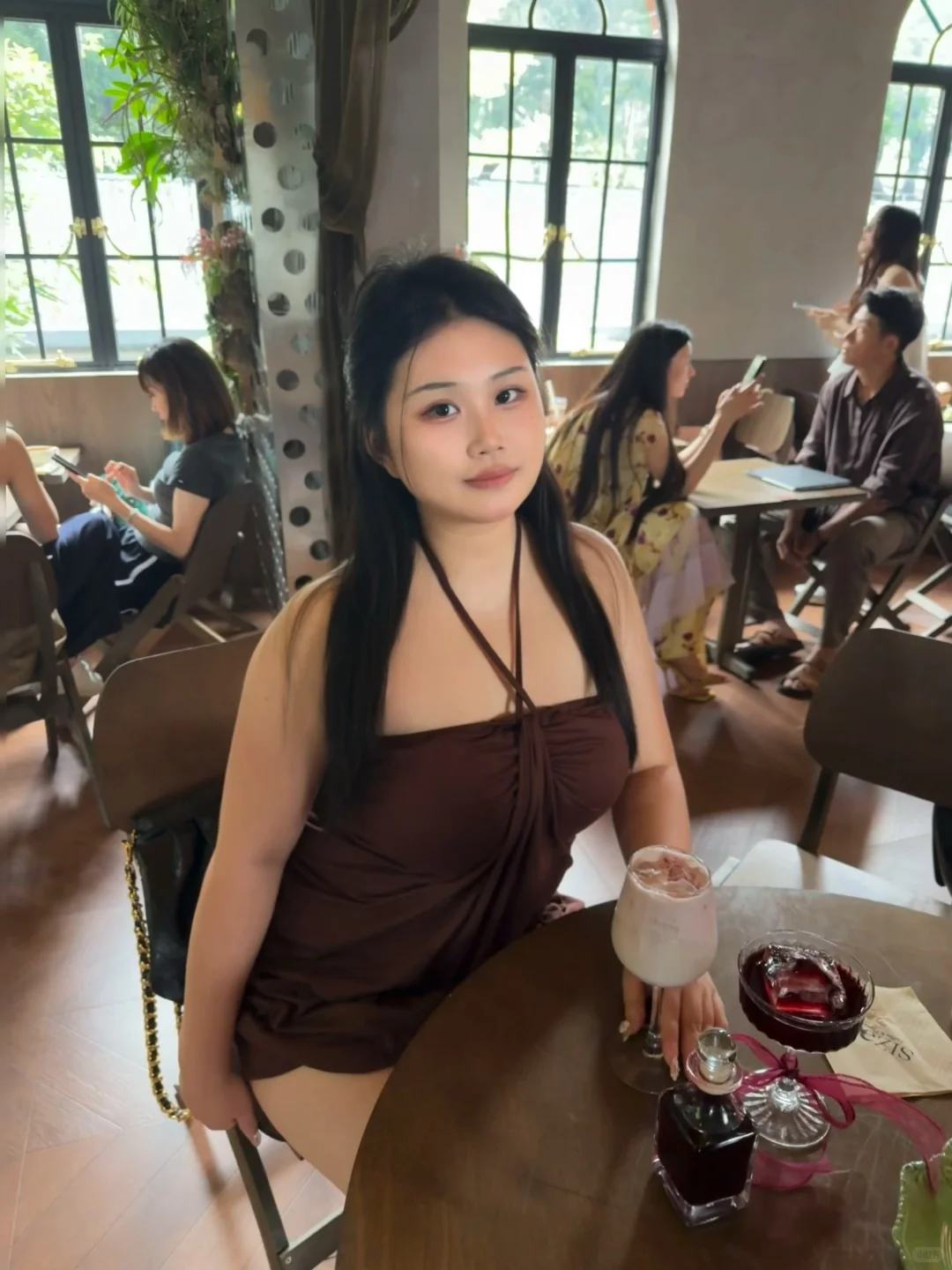 170斤大码女人穿小吊带裙的下午茶约会