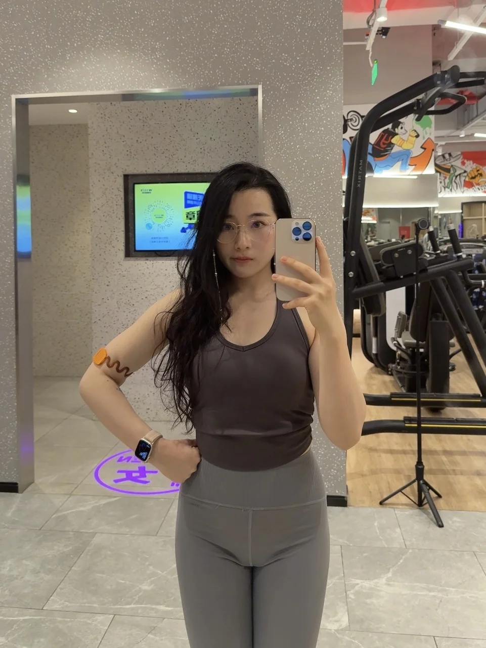 瑜伽裤穿反了…难怪怎么拍都是肚子大