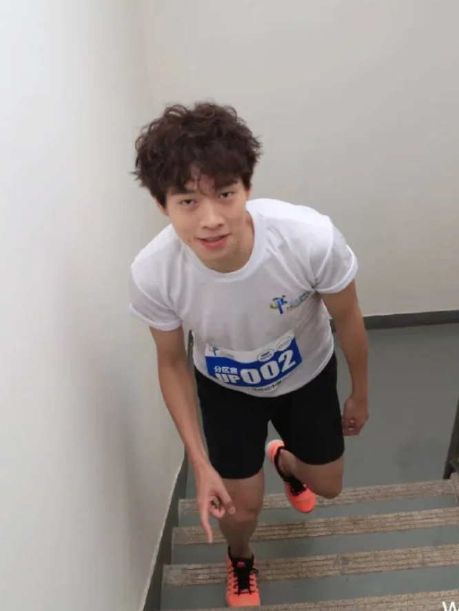 大半夜发出尖锐爆鸣，喔天呐天呐尤物！