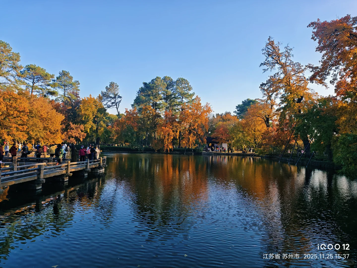白毛浮绿水，红掌拨清波，天平山秋景美如画