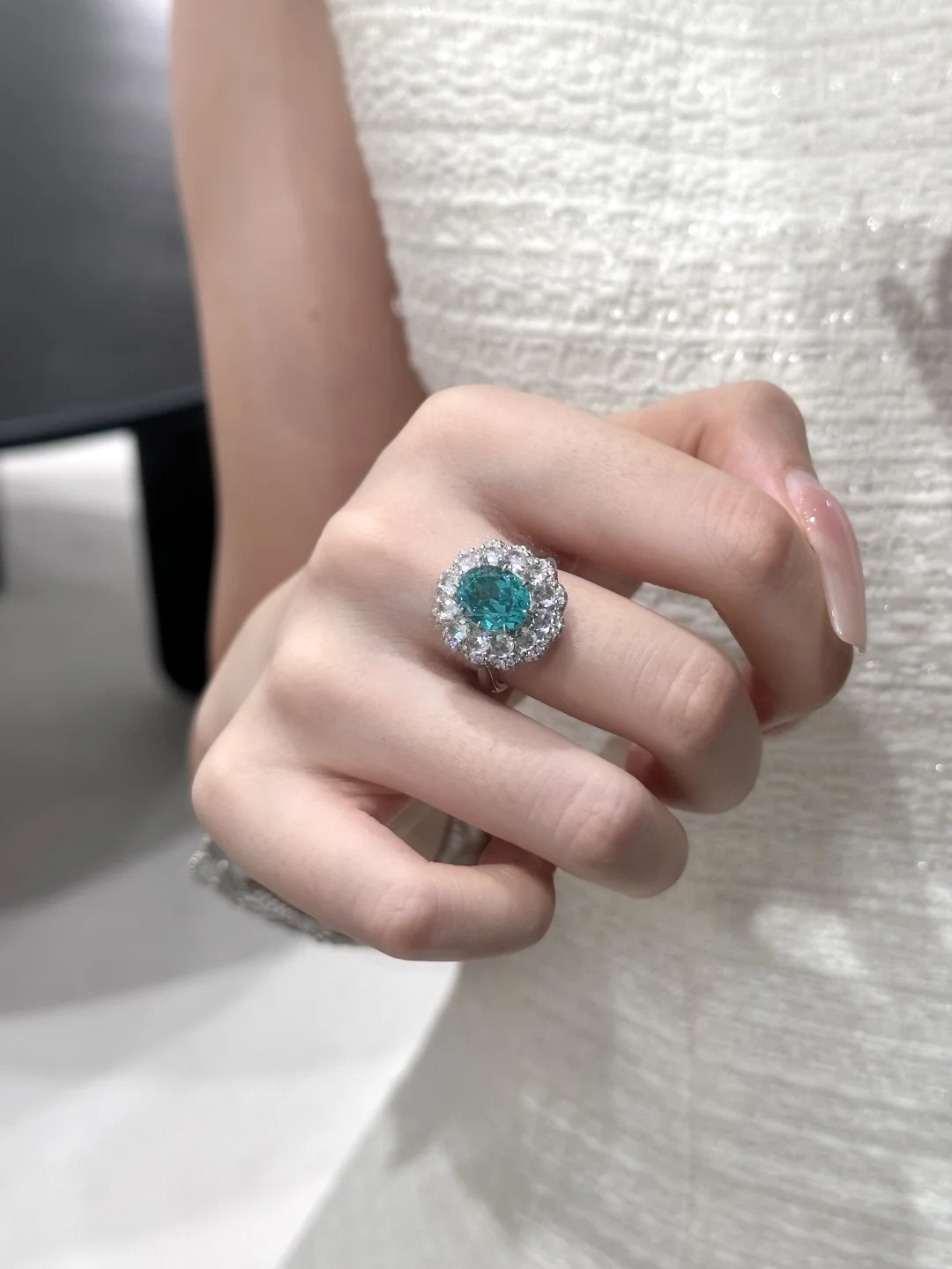 秋冬的体面，来自于这枚lagoon碧玺