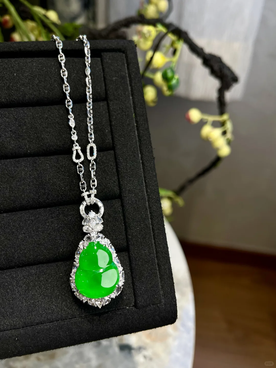 【翠意沁心！这枚翡翠葫芦在流光】