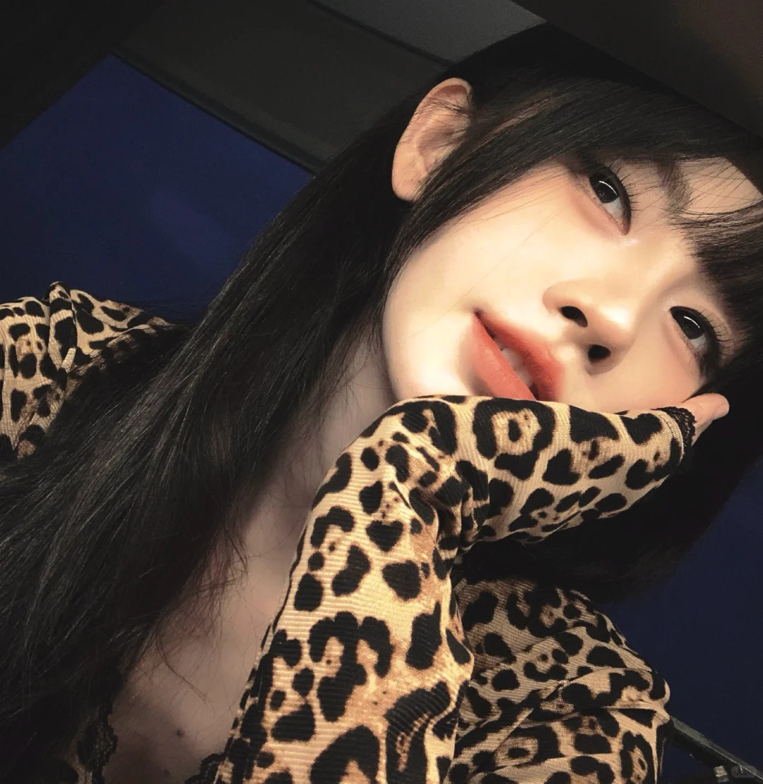 嗯对就用看狗的眼神看我