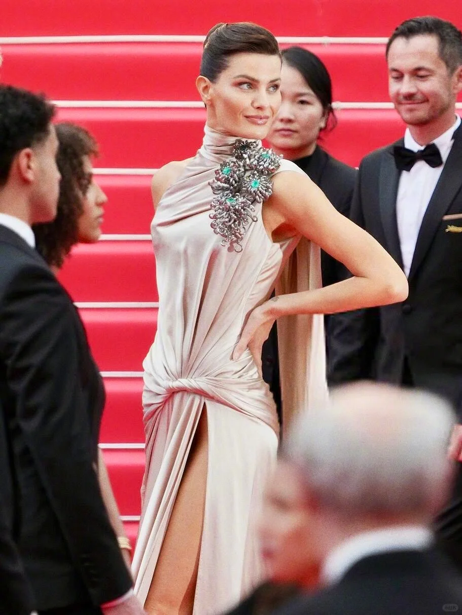 不是花中偏爱菊，此花开尽更无花！