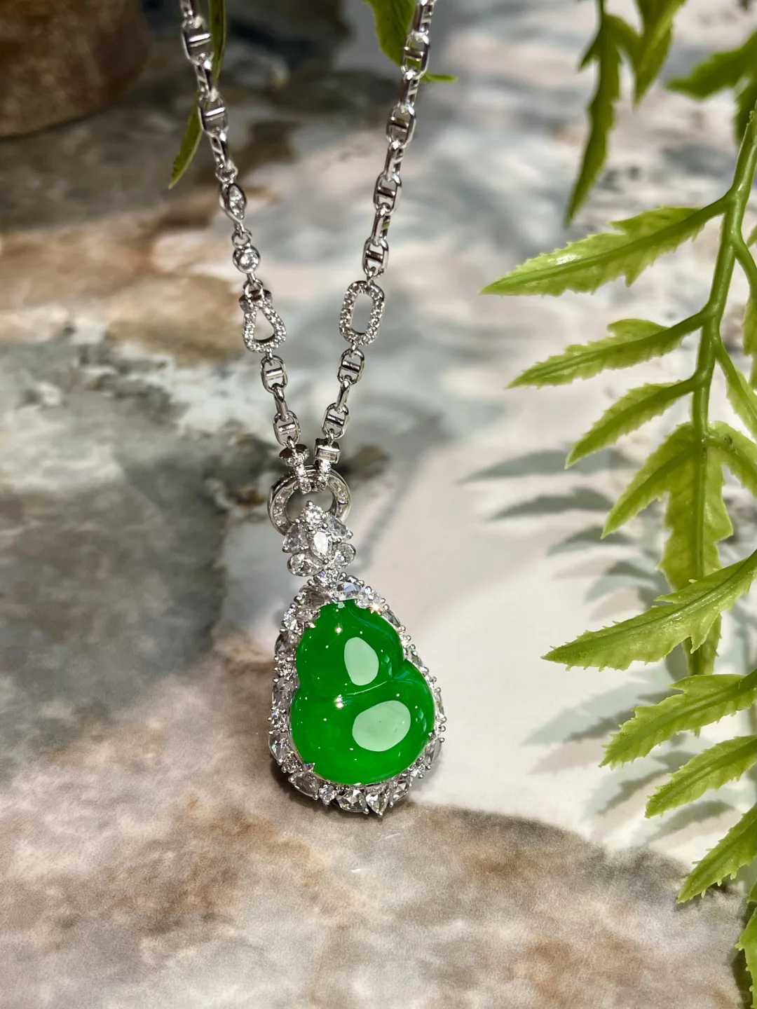 【翠意沁心！这枚翡翠葫芦在流光】