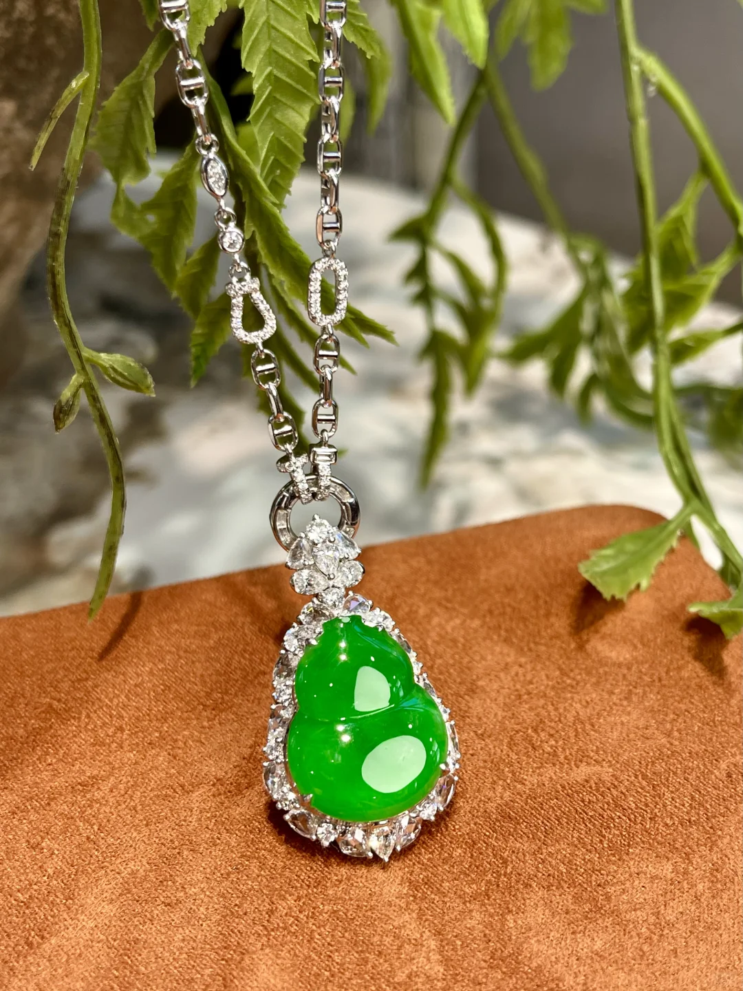 【翠意沁心！这枚翡翠葫芦在流光】