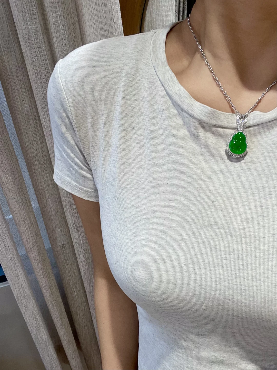 【翠意沁心！这枚翡翠葫芦在流光】