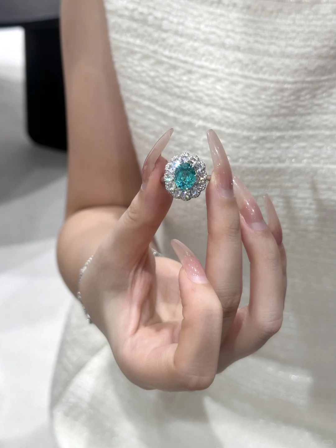 秋冬的体面，来自于这枚lagoon碧玺