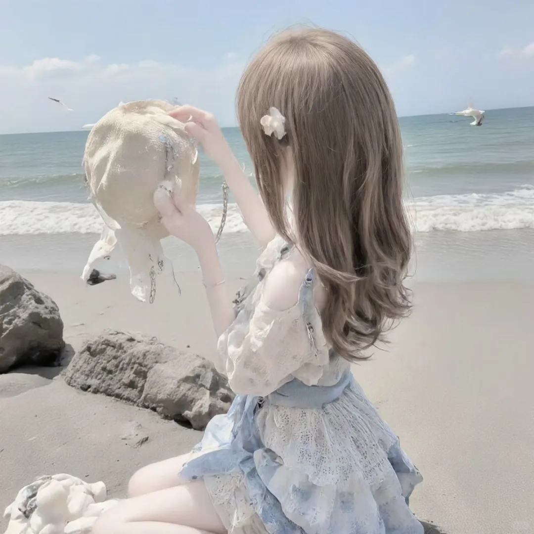 少女的裙摆与小熊