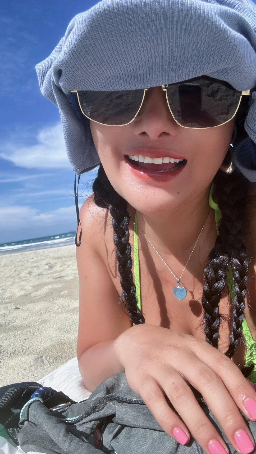 请问我在海边穿比基尼有什么问题吗？