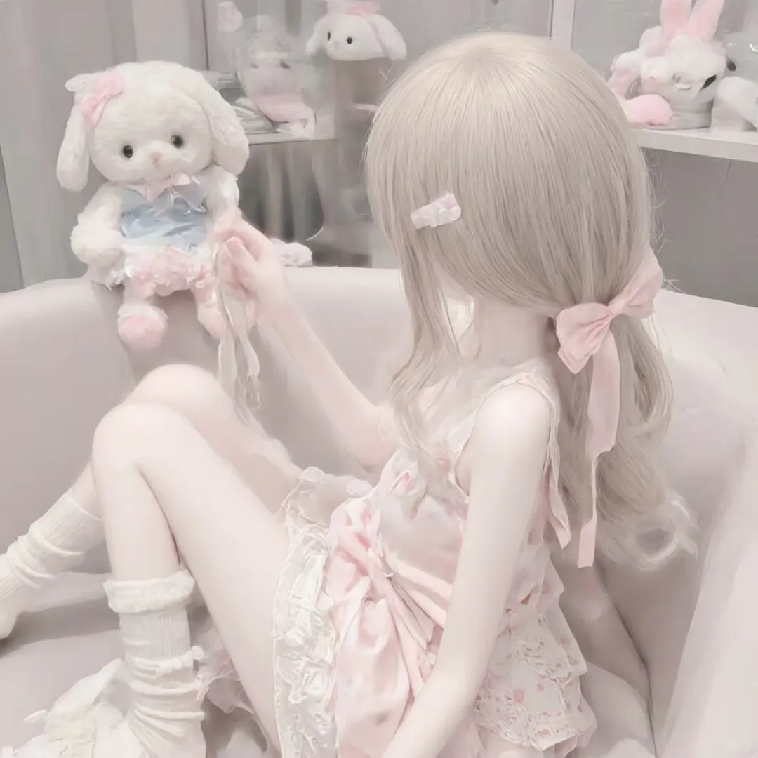 少女的裙摆与小熊