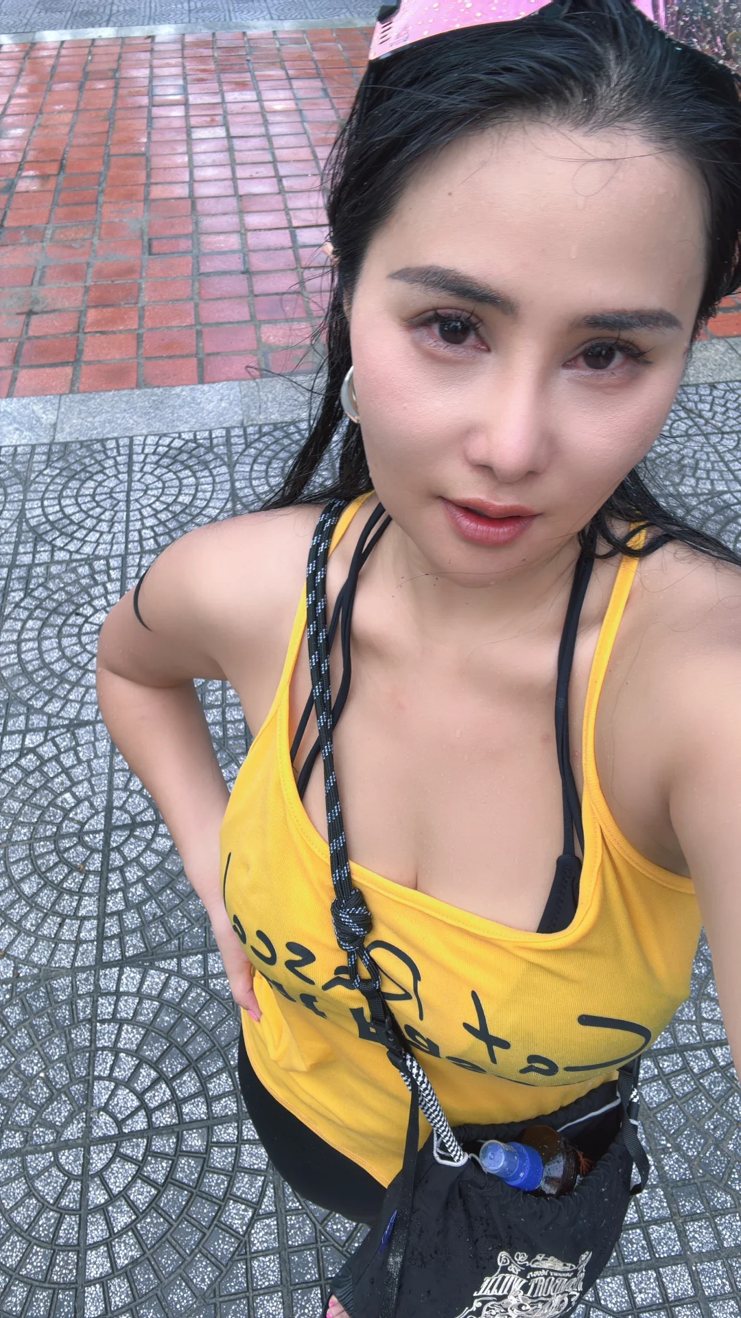 请问我在海边穿比基尼有什么问题吗？