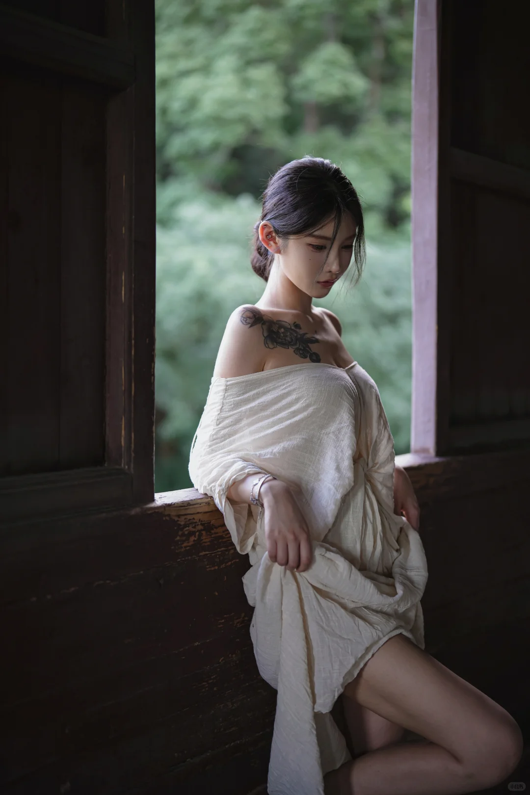 氛围感拍照，窗光与清冷的女生～