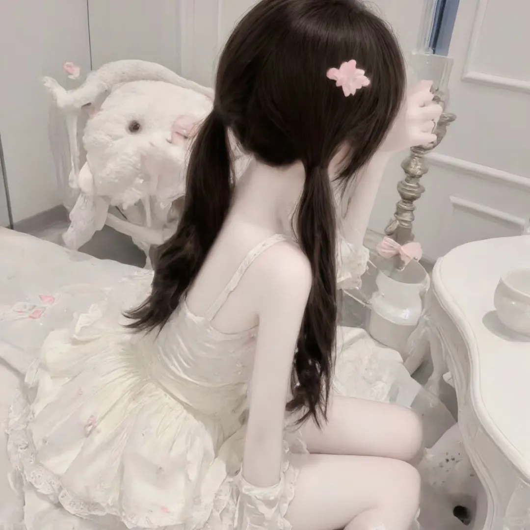 少女的裙摆与小熊