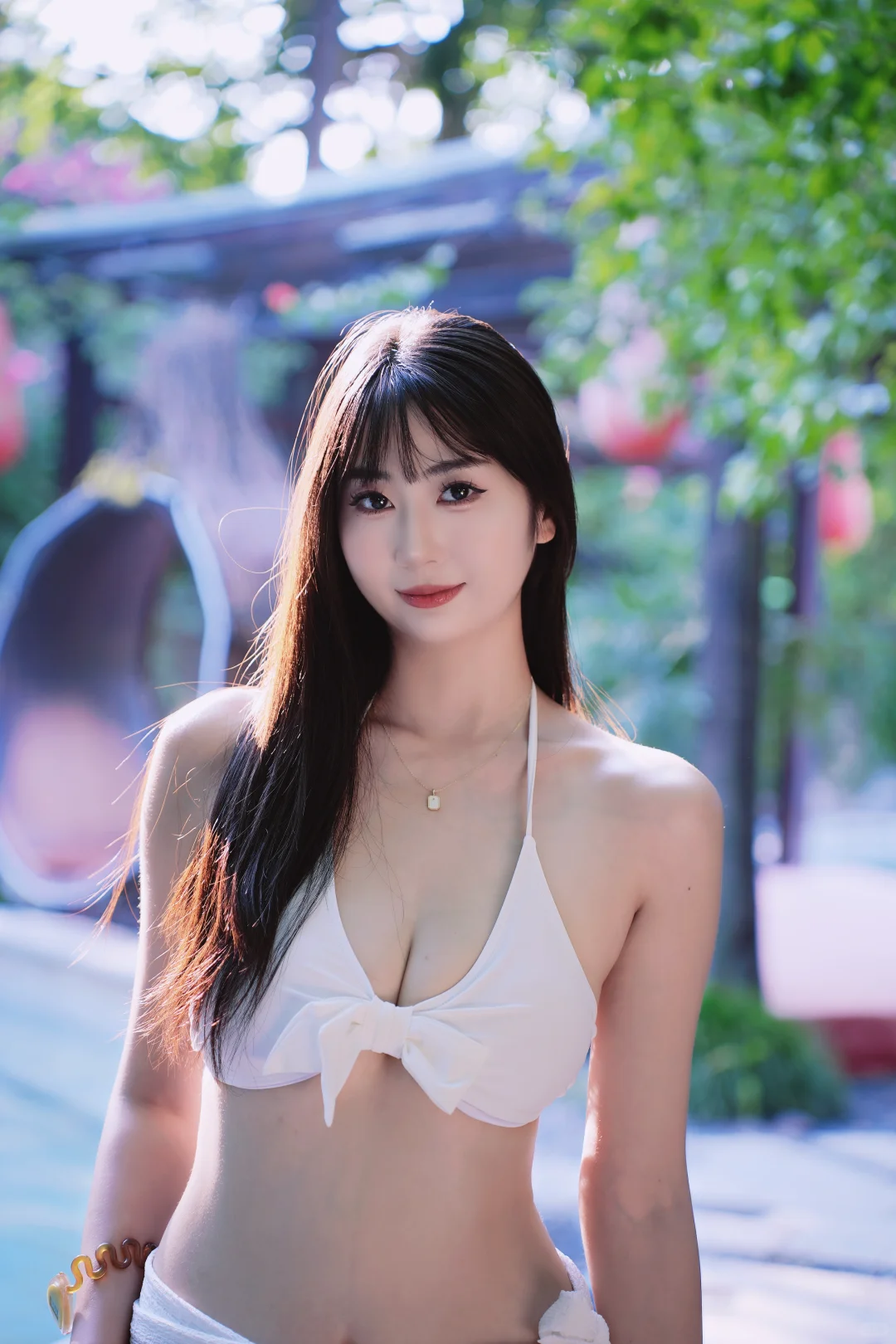 来一组温泉泳装照片