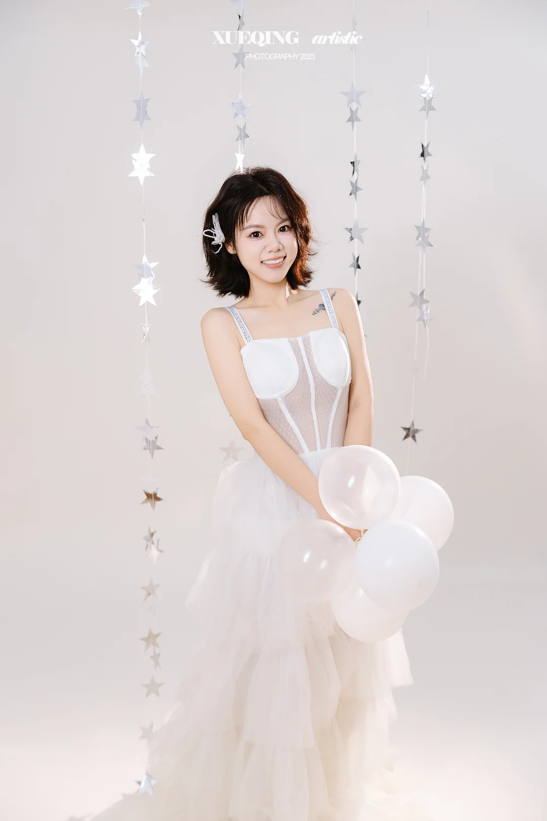 星河坠入眼眸，仙气满满的白色圣诞少女写真