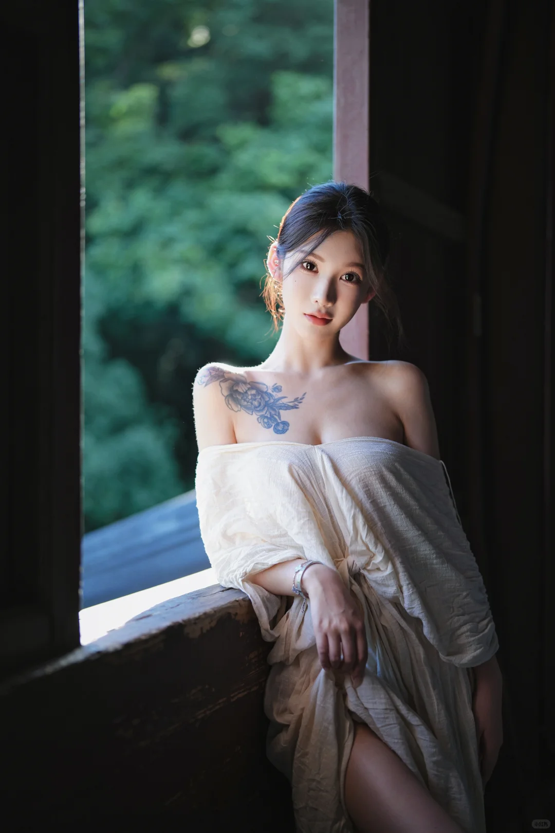 氛围感拍照，窗光与清冷的女生～