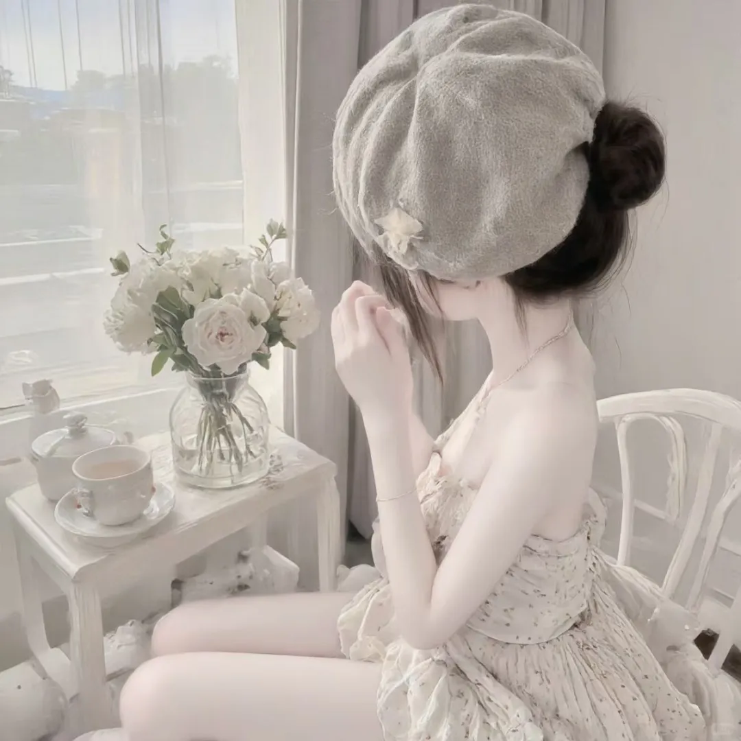 少女的裙摆与小熊