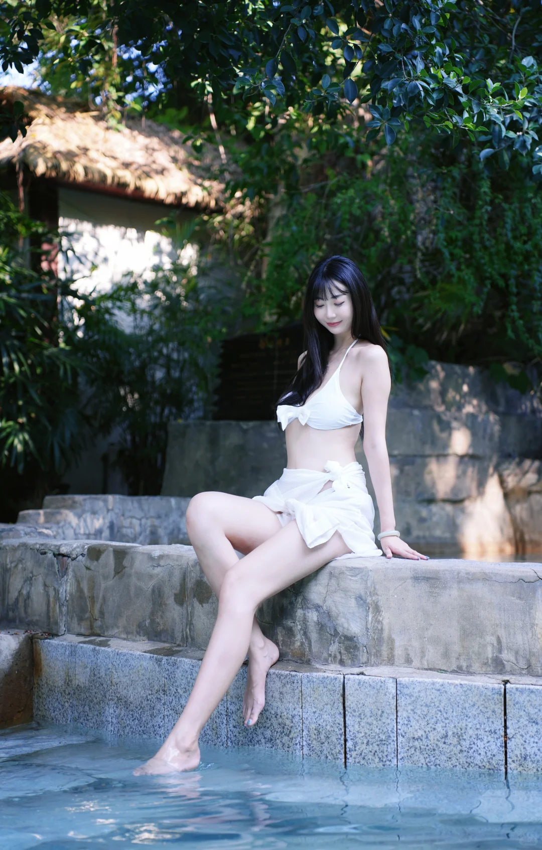 来一组温泉泳装照片