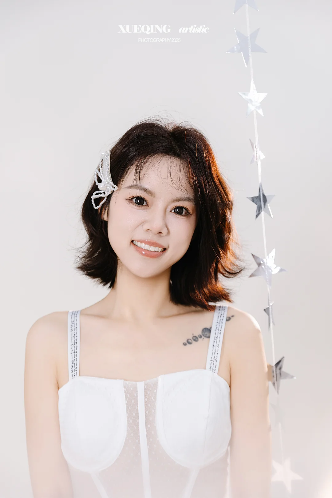 星河坠入眼眸，仙气满满的白色圣诞少女写真