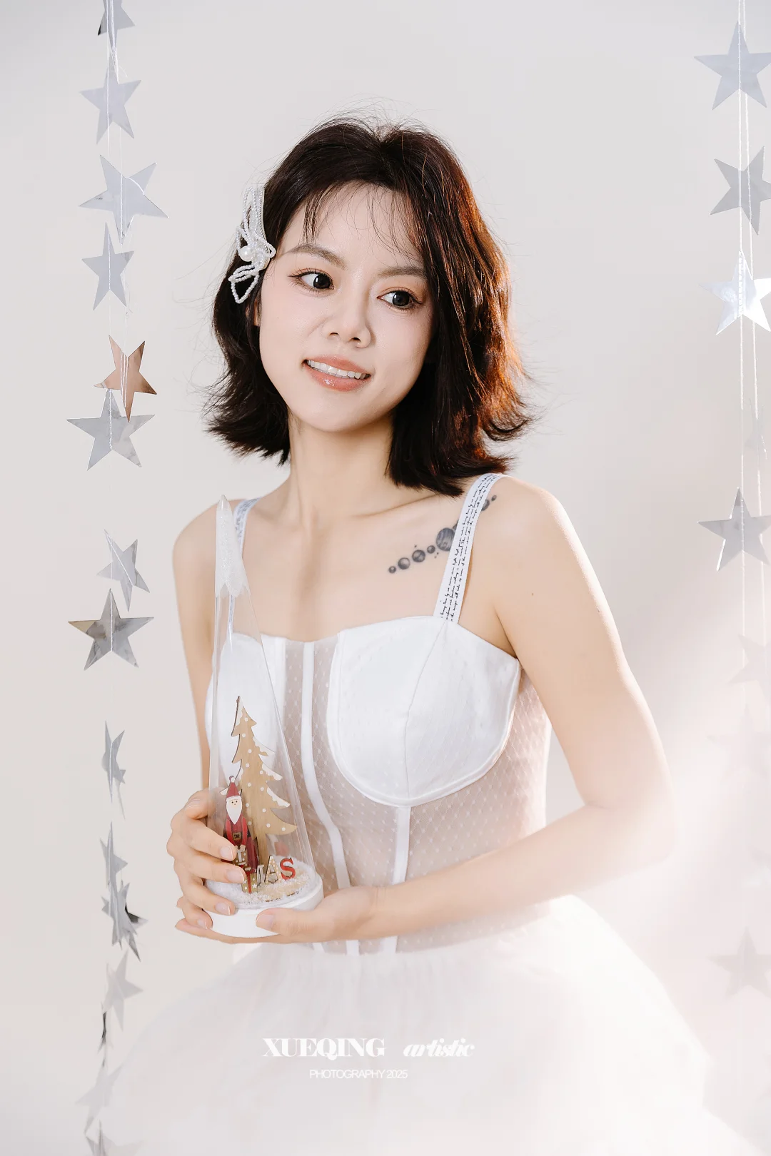 星河坠入眼眸，仙气满满的白色圣诞少女写真