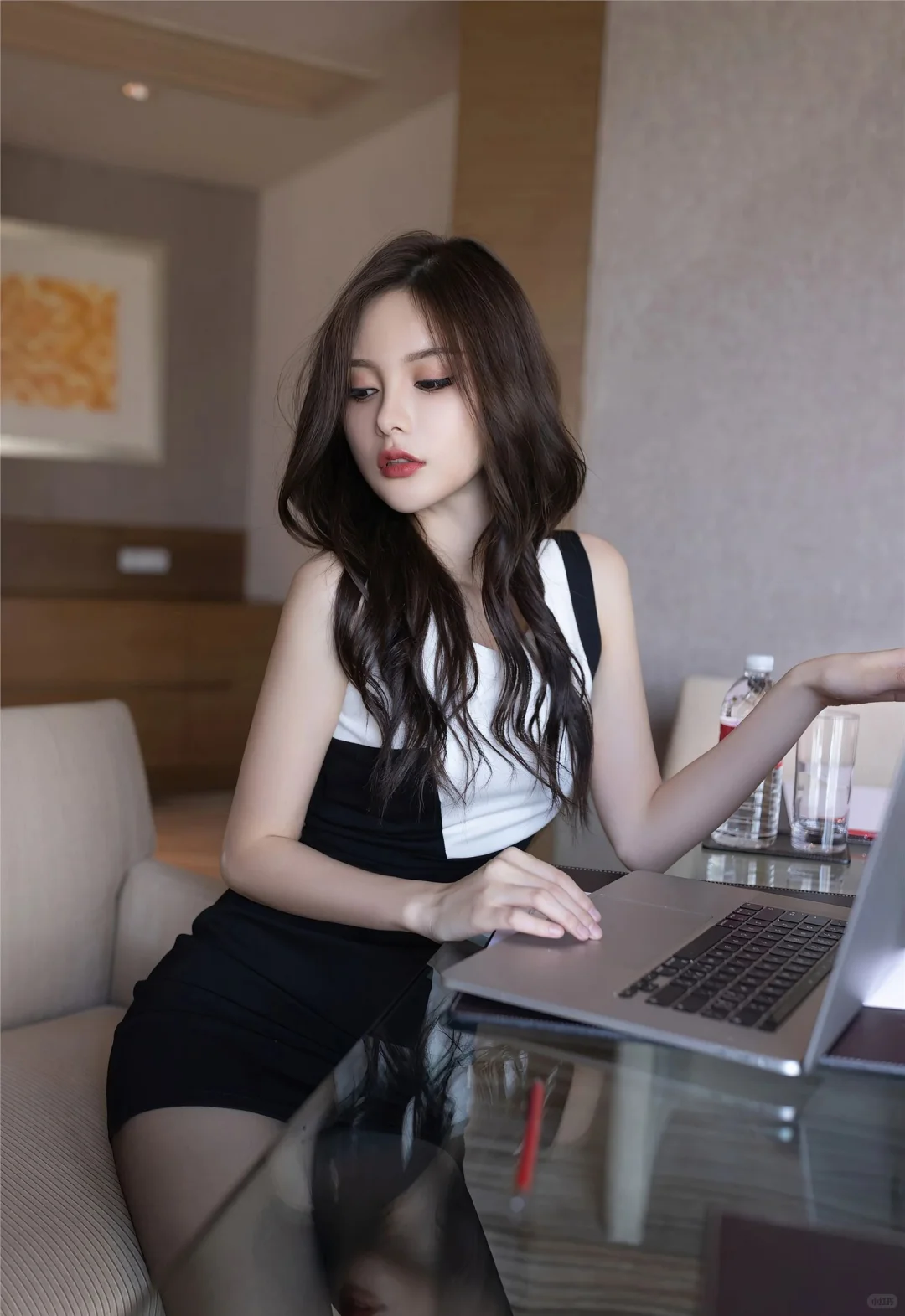 王心怡性感办公黑丝oL写真黑丝勾勒纤细姿