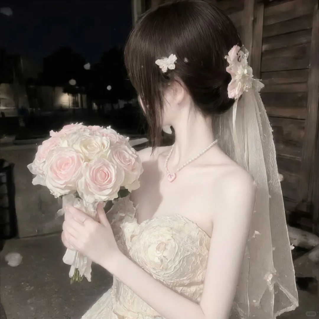 少女的裙摆与小熊