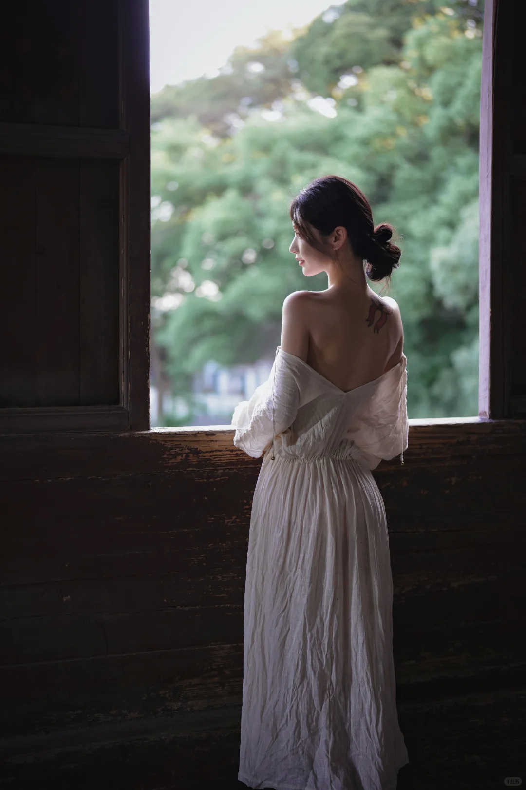 氛围感拍照，窗光与清冷的女生～