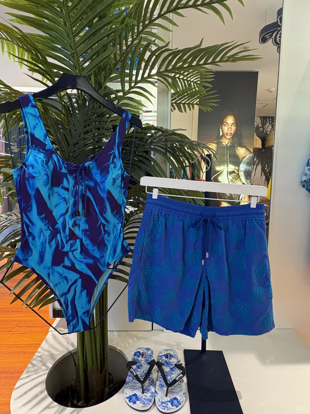 今年最亮眼蓝色系的蓝色情侣装泳衣💙