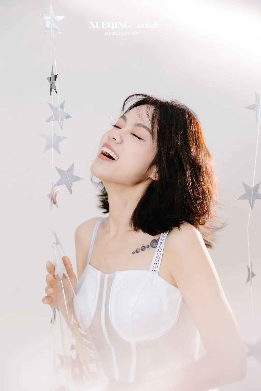 星河坠入眼眸，仙气满满的白色圣诞少女写真