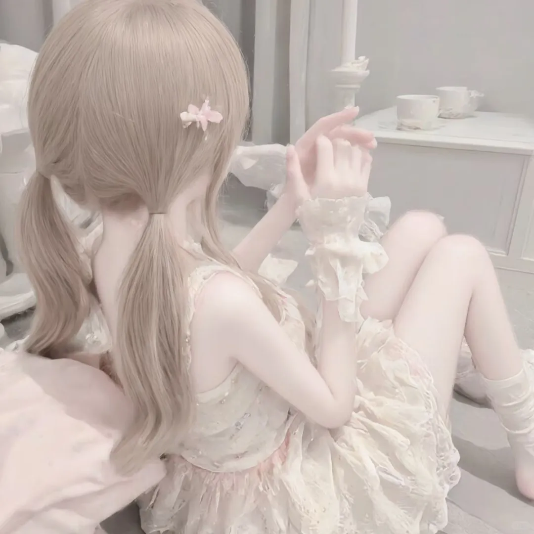 少女的裙摆与小熊