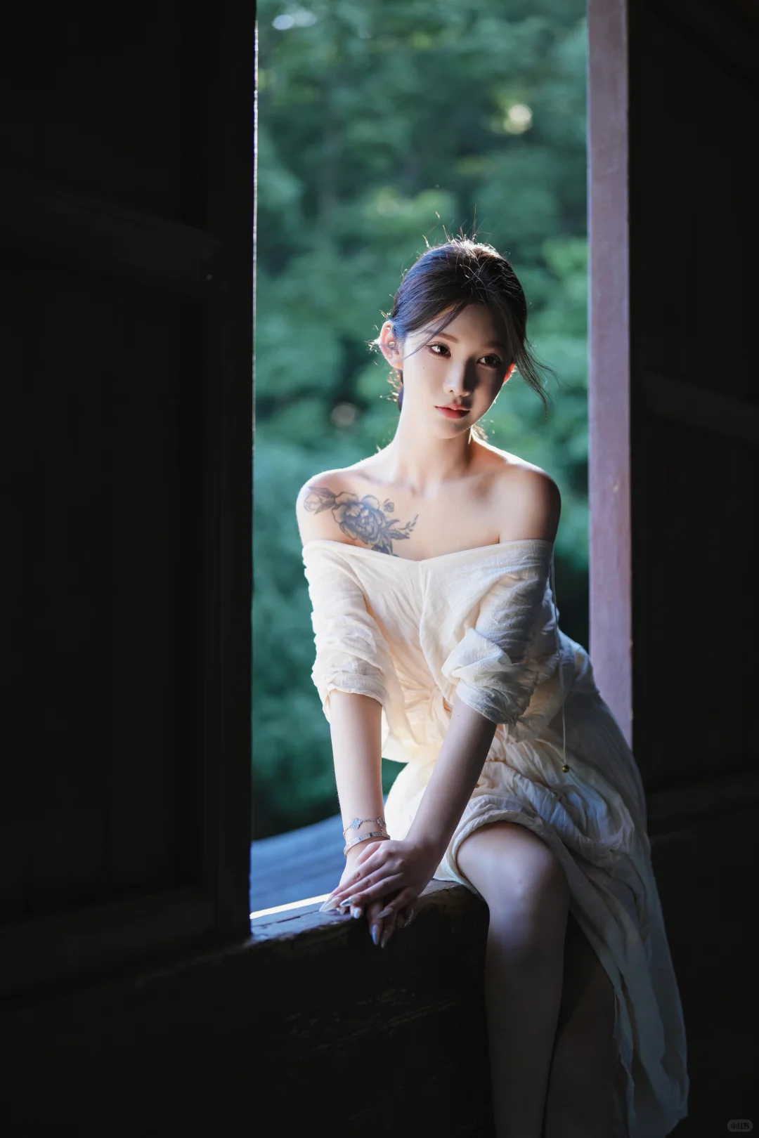 氛围感拍照，窗光与清冷的女生～