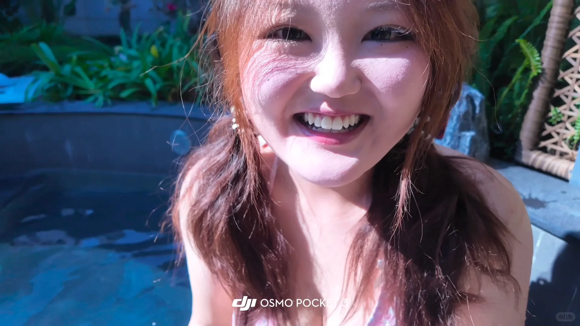 穿泳衣笑的灿烂点就没有擦边感了哈哈哈