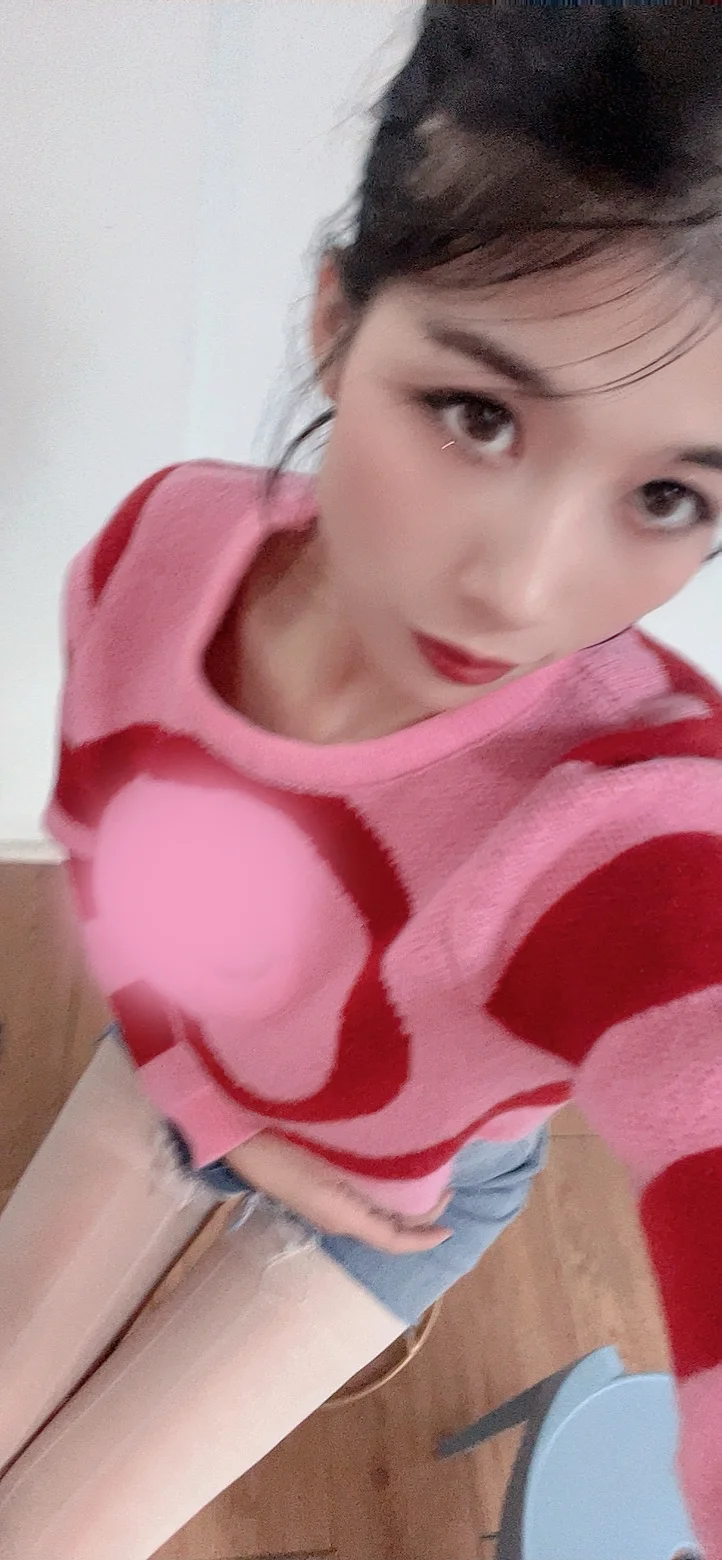 怎么开心怎么来，所以今天穿了白色丝袜🫰