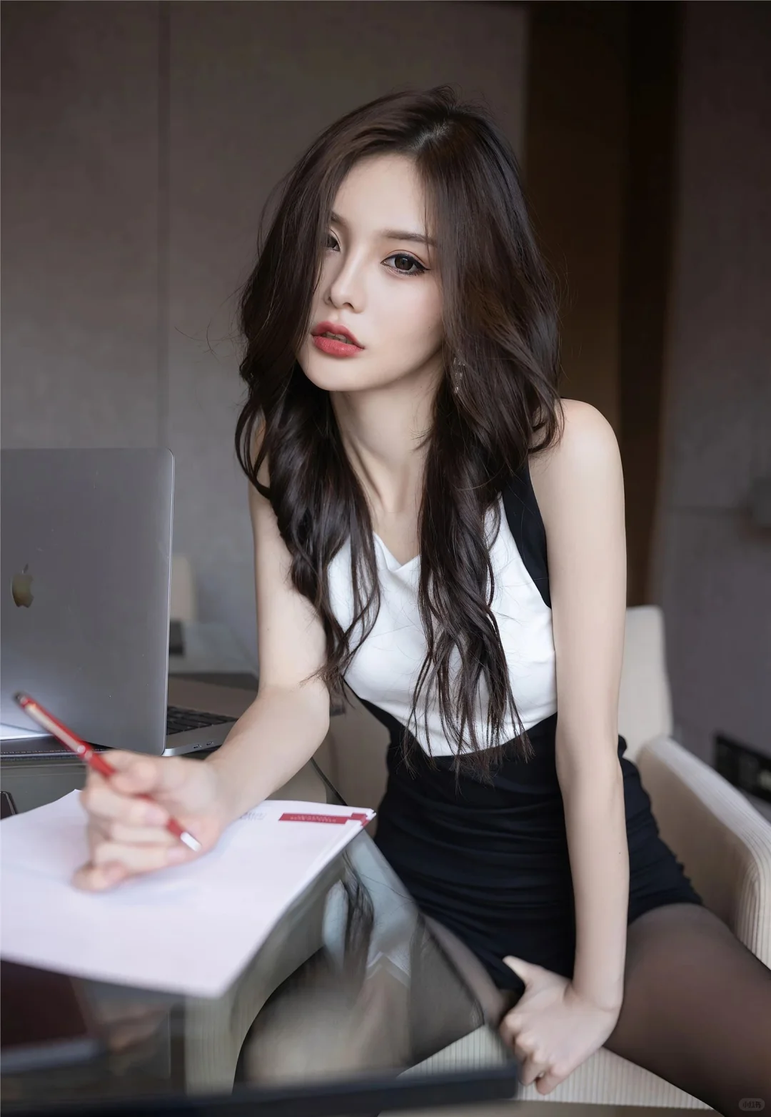 王心怡性感办公黑丝oL写真黑丝勾勒纤细姿