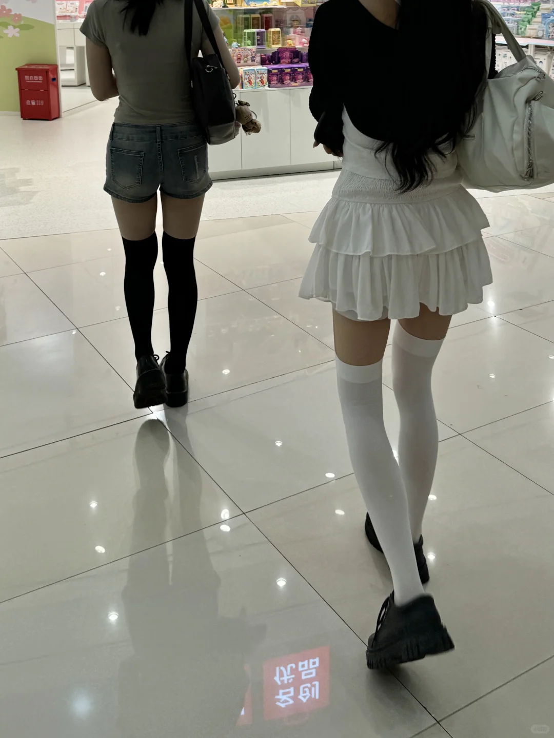 天呐噜❗️白色压力袜真的太显瘦太有漫画感了