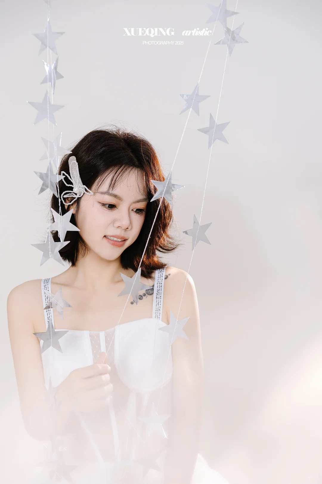 星河坠入眼眸，仙气满满的白色圣诞少女写真